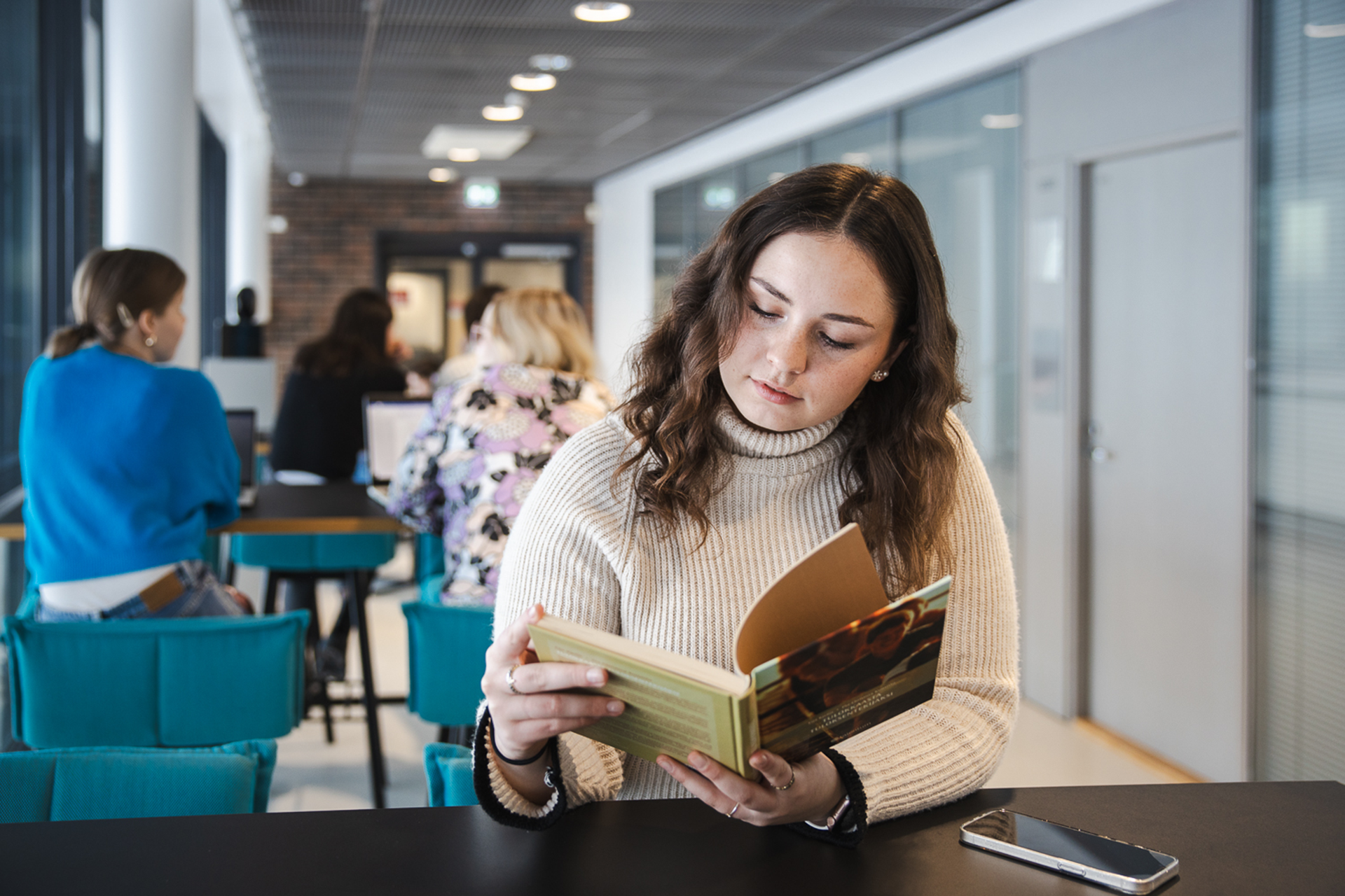 opiskelija lukee kirjaa