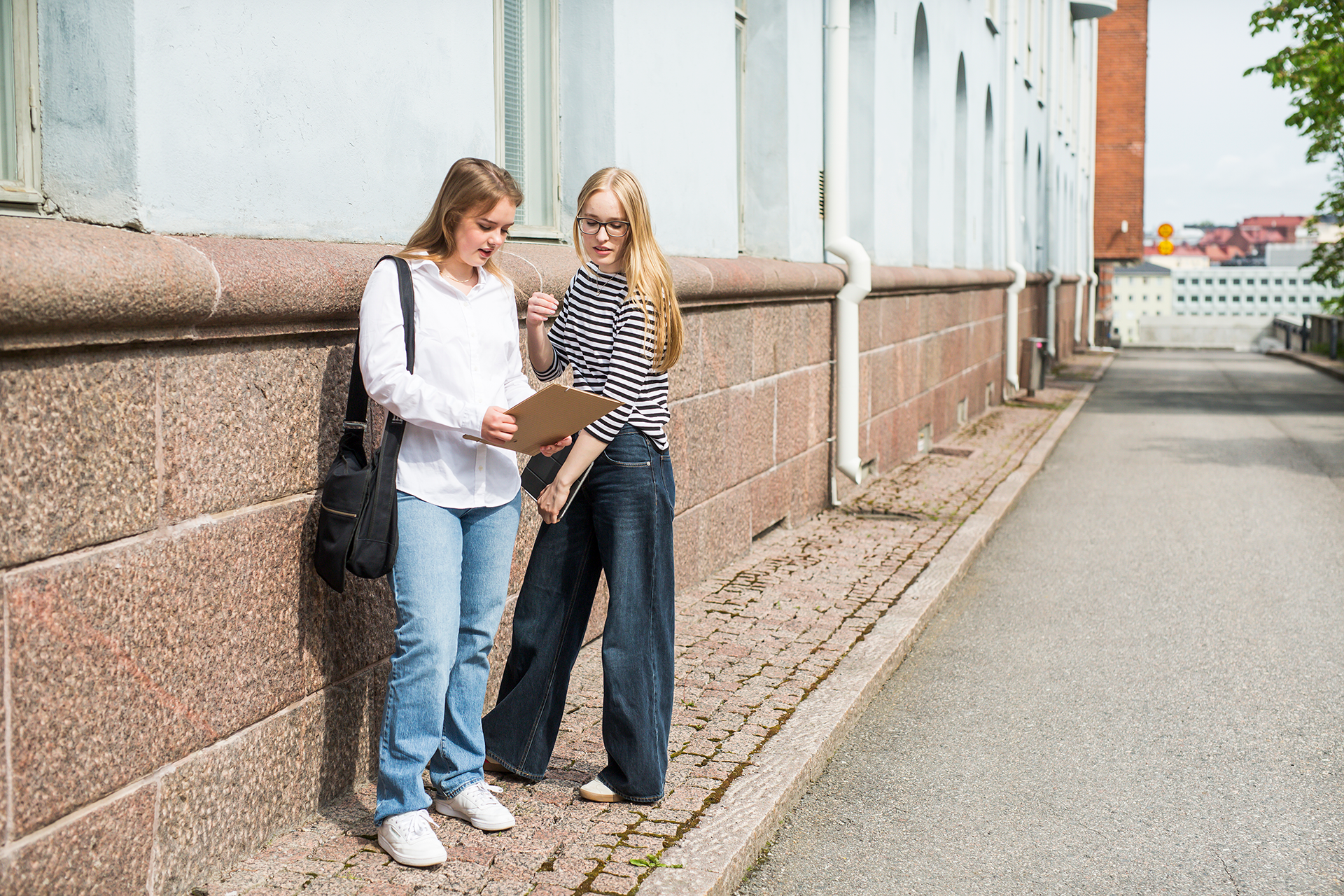 kaksi opiskelijaa kadulla