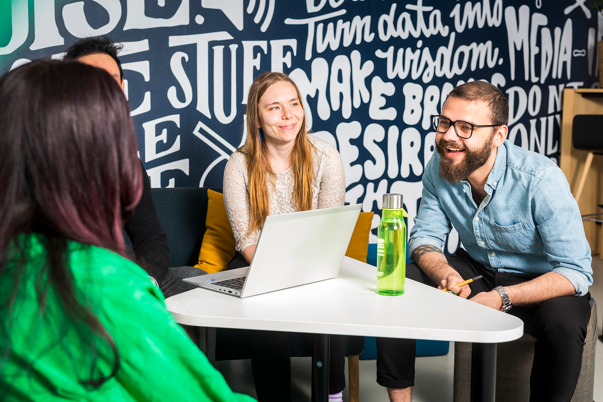 kolme opiskelijaa pöydän ympärillä