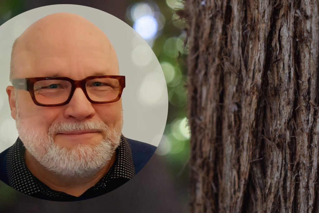 Hannu Kotila, kuvan oikeassa reunassa puunrunko